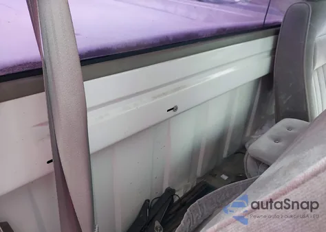 1998 Chevrolet C1500 Fleetside W/T z USA, uszkodzony, nr VIN 1GCEC14W1WZ279013